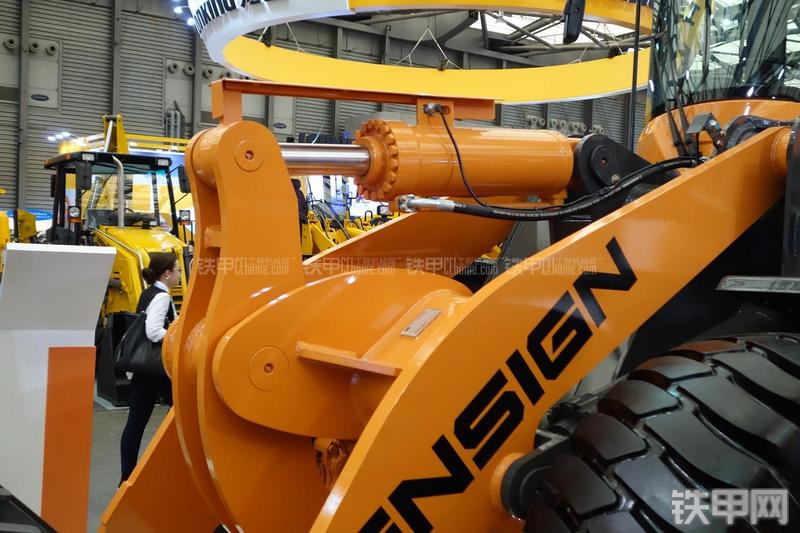 英轩重工YX667装载机局部