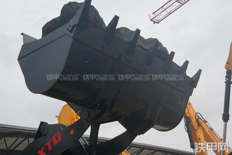 现代HL830S装载机局部