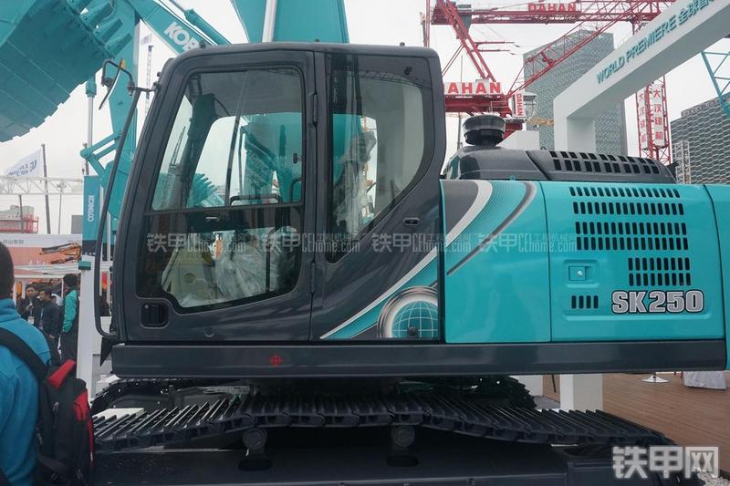 神钢SK250-10挖掘机局部