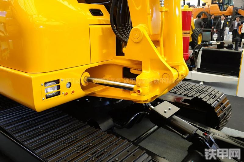 龙工CDM6065挖掘机局部