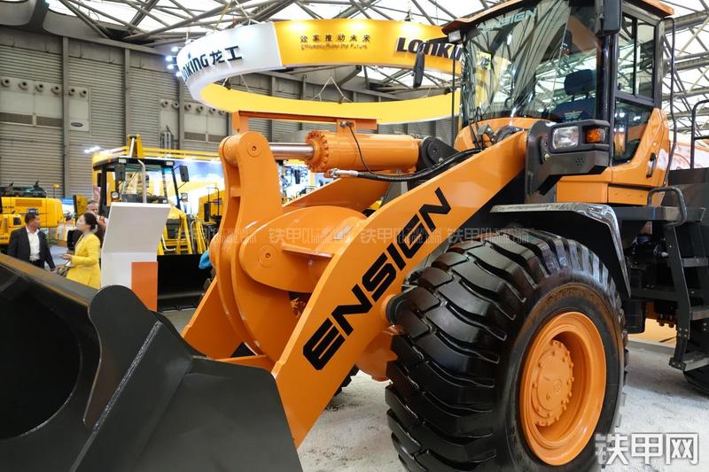 英轩重工YX667装载机局部