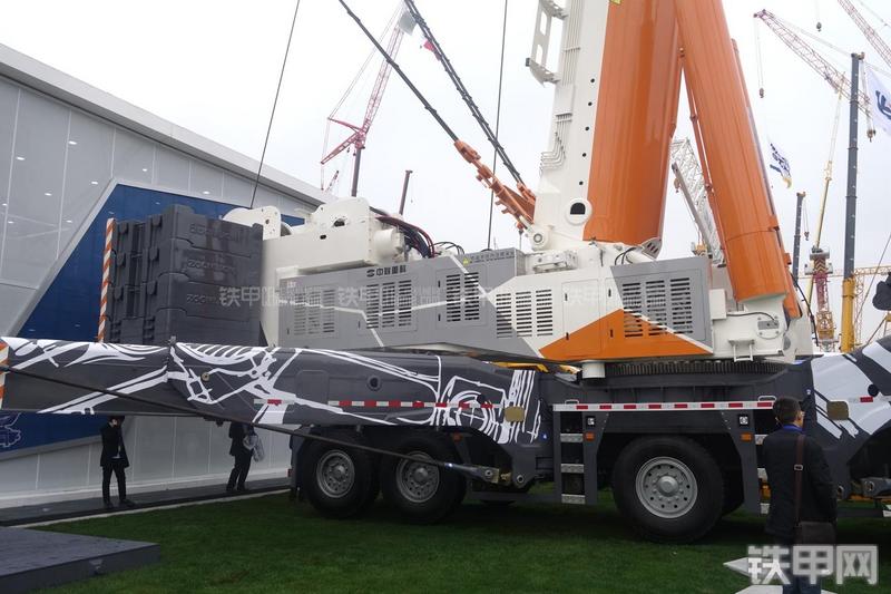 中联重科QAY800起重机整机外观