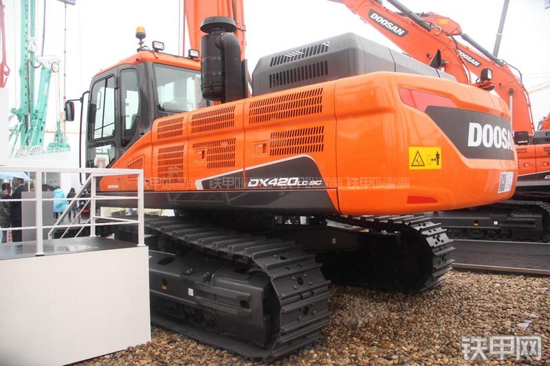 迪万伦DX420LC-9C挖掘机整机外观