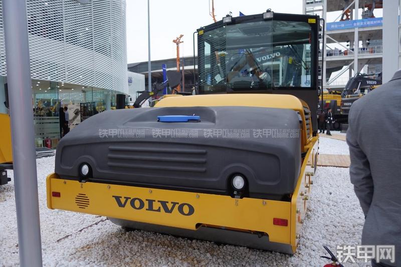 沃尔沃DD120HF压路机整机外观