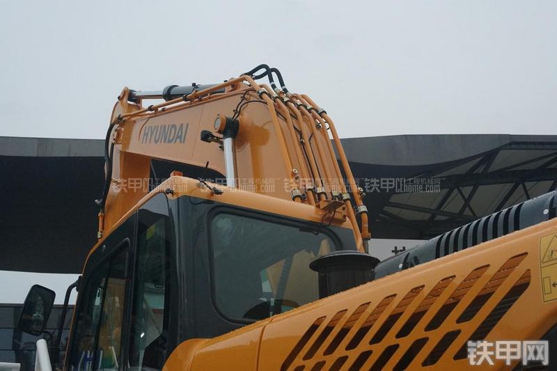 现代R275LC-9V挖掘机局部