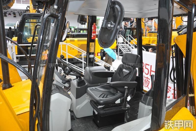 三一重工BL70C挖掘装载机局部