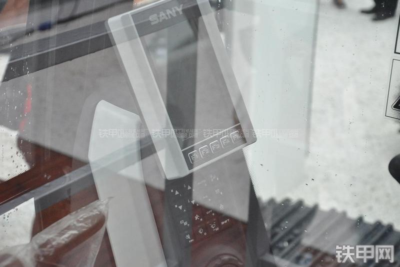 三一重工SY215C-9挖掘机局部