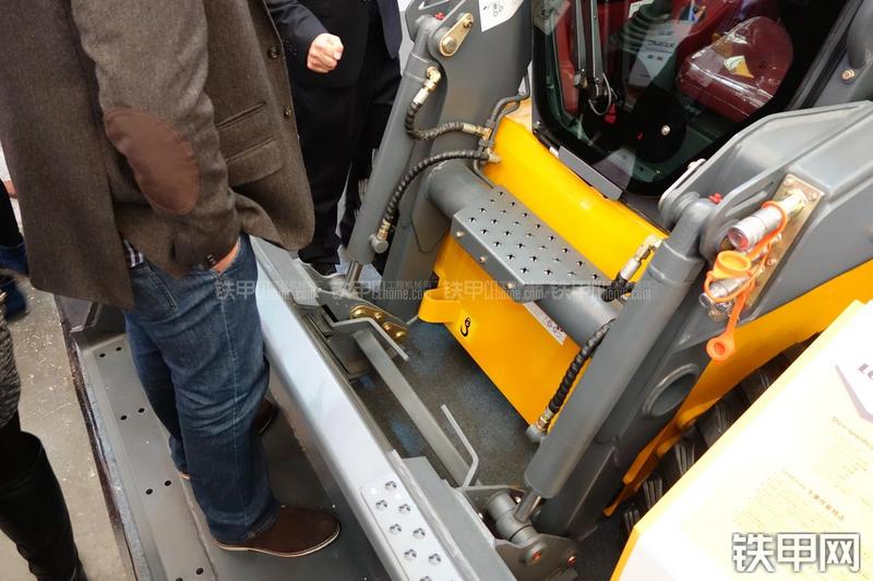 龙工CDM308滑移装载机局部