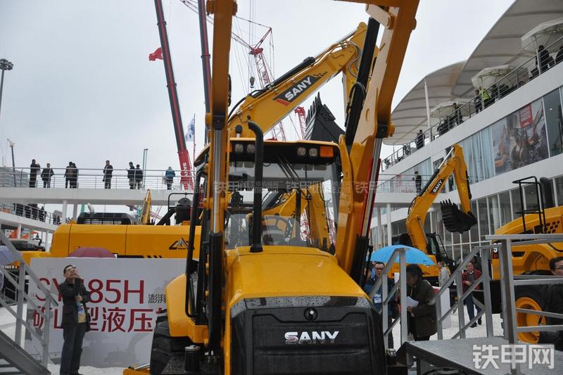 三一重工BL70C挖掘装载机局部