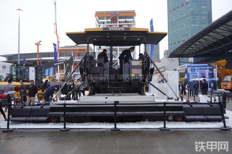 沃尔沃ABG P6820C沥青摊铺机局部