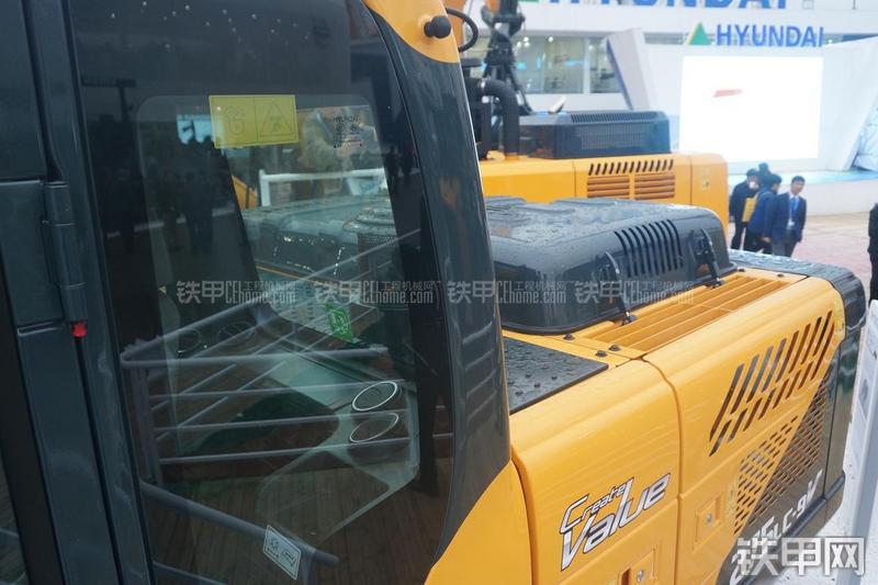 现代R275LC-9V挖掘机局部