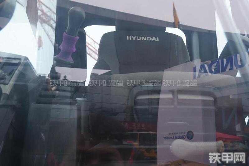 现代R275LC-9V挖掘机局部