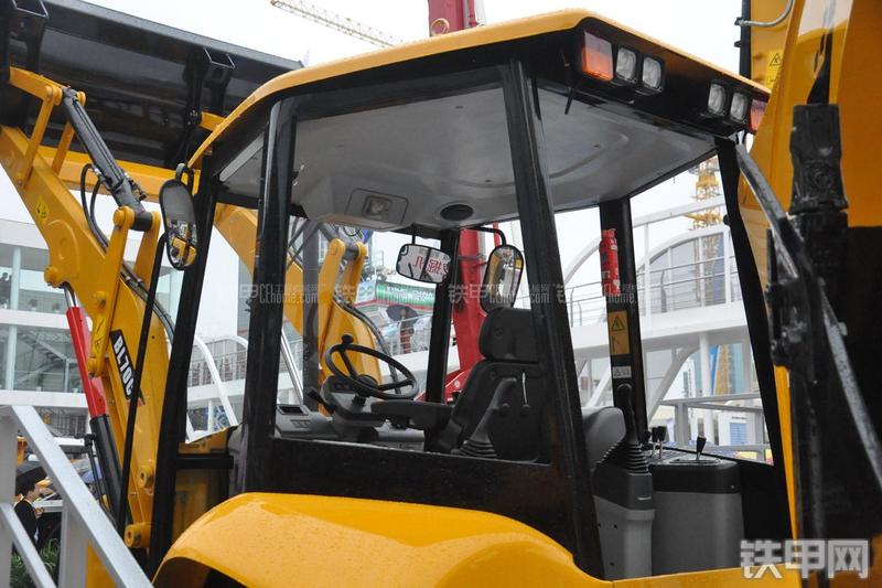 三一重工BL70C挖掘装载机局部