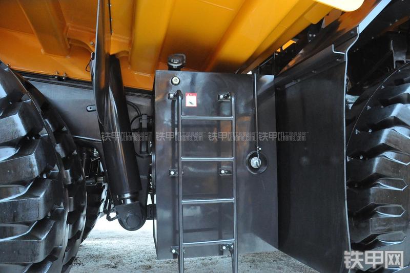 三一重工SRT95C非公路自卸车局部