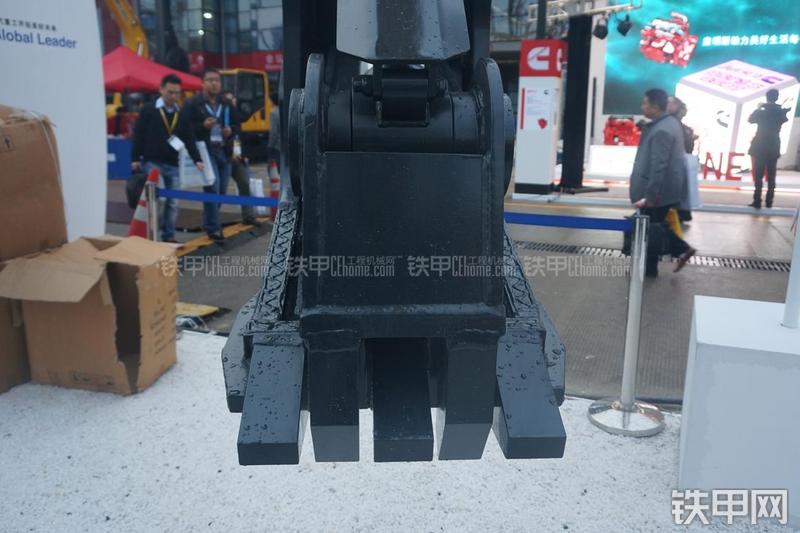 现代R275LC-9V挖掘机局部