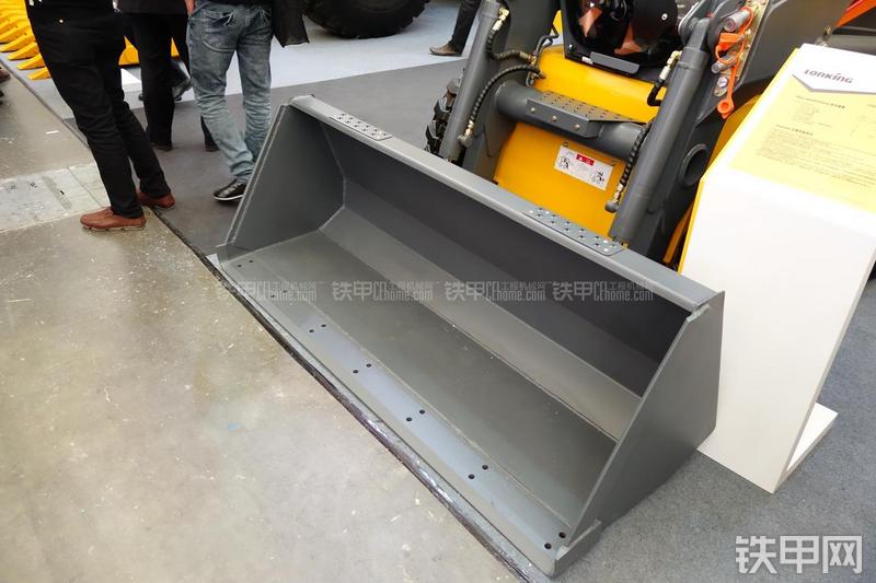 龙工CDM308滑移装载机局部