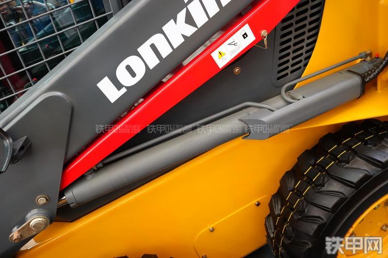 龙工CDM308滑移装载机局部