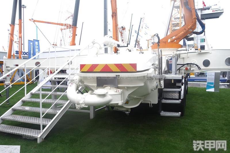 中联重科ZLJ5331THBB混凝土泵车泵车局部