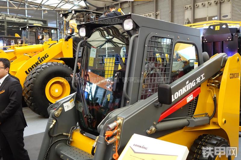 龙工CDM308滑移装载机局部