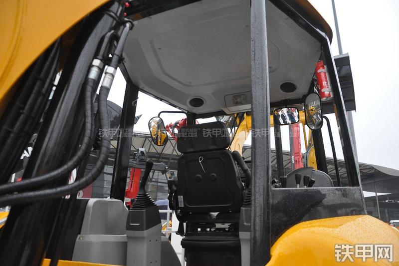 三一重工BL70C挖掘装载机局部