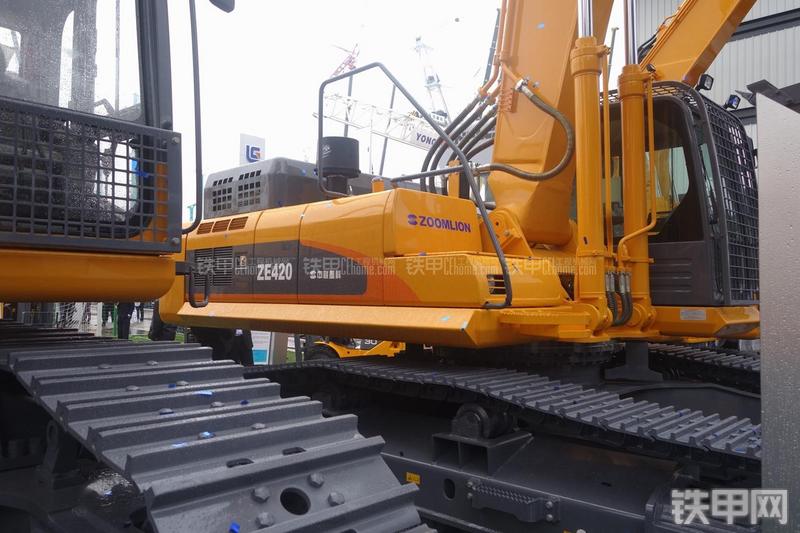 中联重科ZE420挖掘机局部