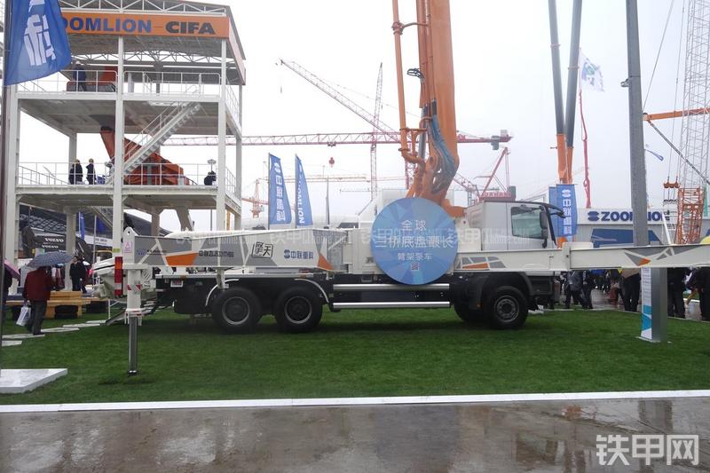 中联重科ZLJ5331THBB混凝土泵车泵车局部