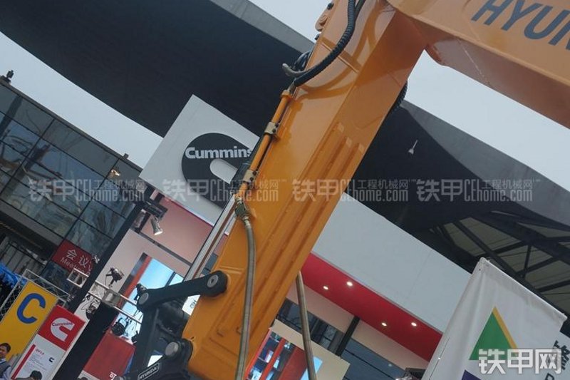 现代R275LC-9V挖掘机局部