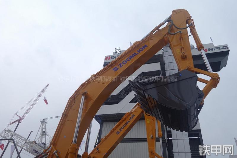 中联重科ZE420挖掘机局部