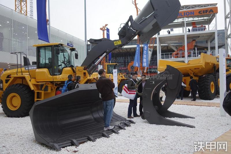 沃尔沃L105装载机局部