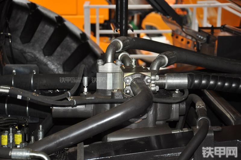 三一重工SRT95C非公路自卸车局部