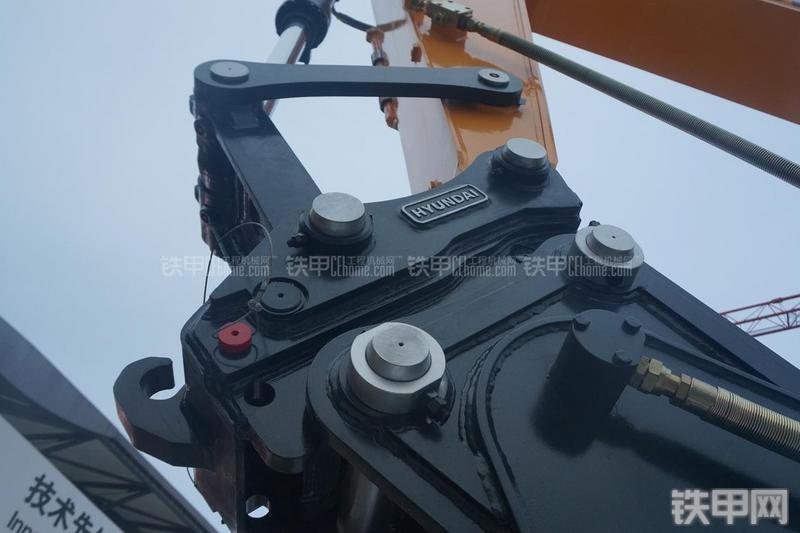 现代R275LC-9V挖掘机局部