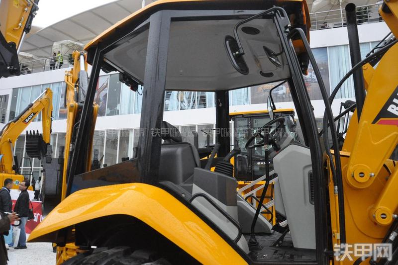 三一重工BL70C挖掘装载机局部