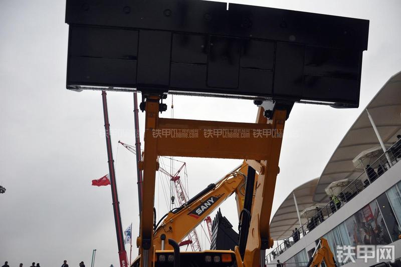 三一重工BL70C挖掘装载机局部