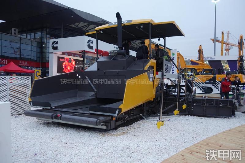 沃尔沃ABG P6820C沥青摊铺机整机外观