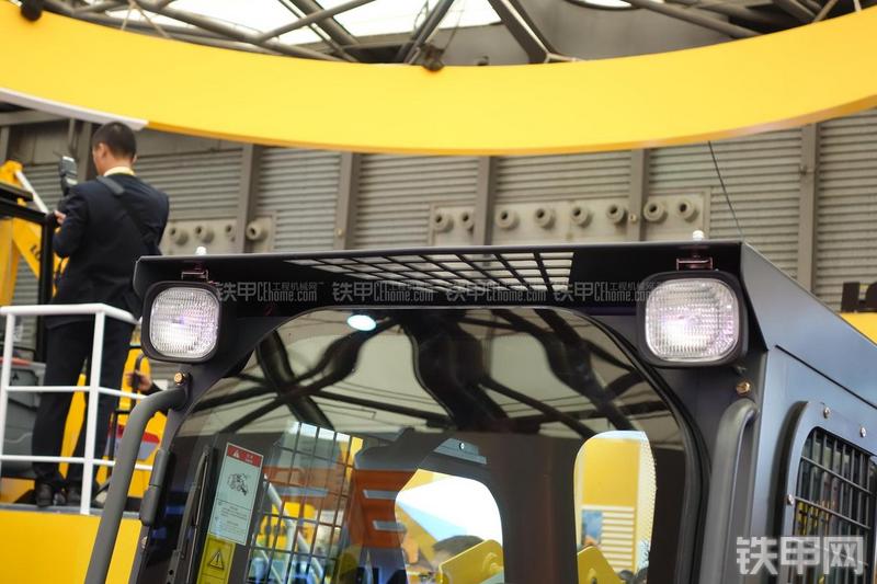 龙工CDM308滑移装载机局部