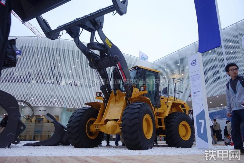 沃尔沃L105装载机整机外观