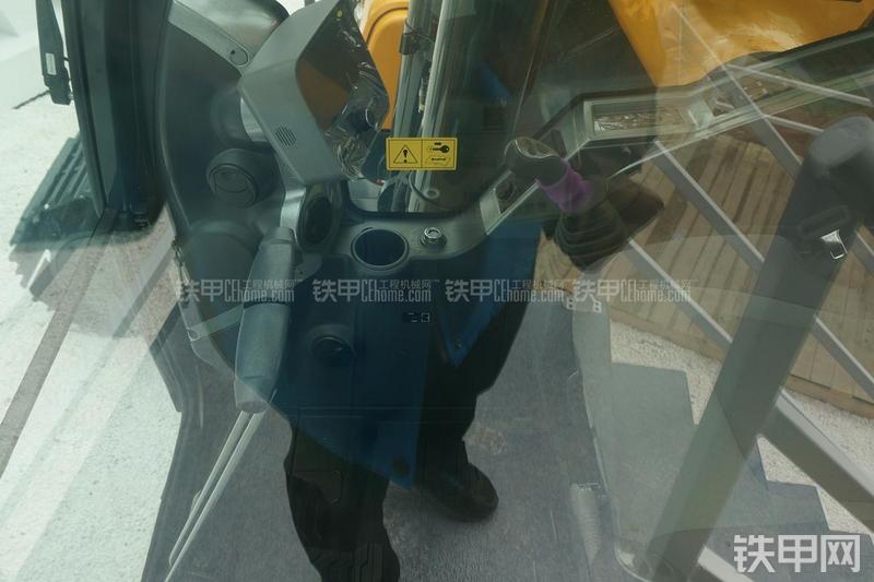 现代R275LC-9V挖掘机局部