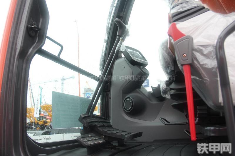 迪万伦DX340LC-9C挖掘机局部