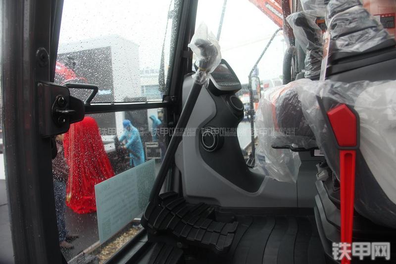 迪万伦DX420LC-9C挖掘机局部