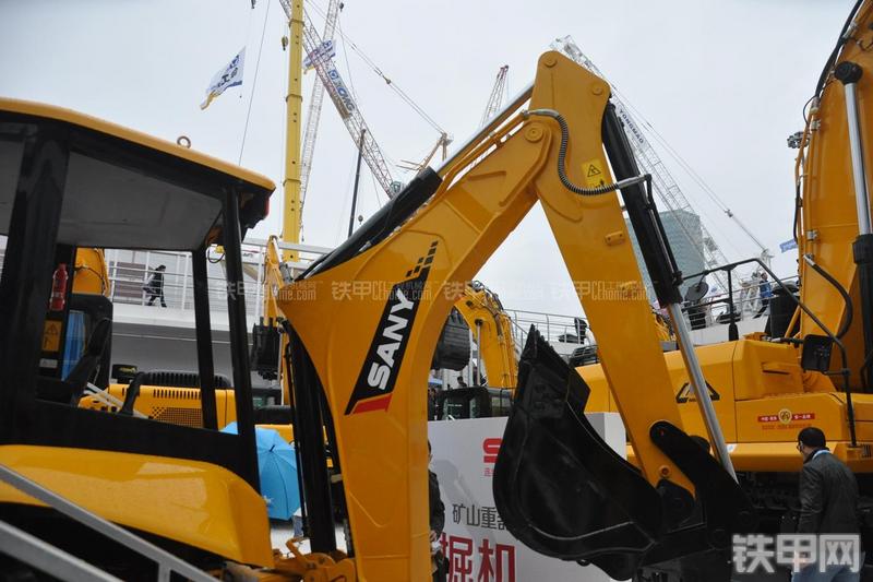 三一重工BL70C挖掘装载机局部