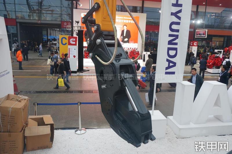 现代R275LC-9V挖掘机局部