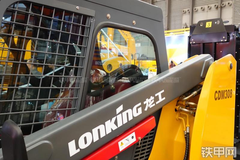 龙工CDM308滑移装载机局部