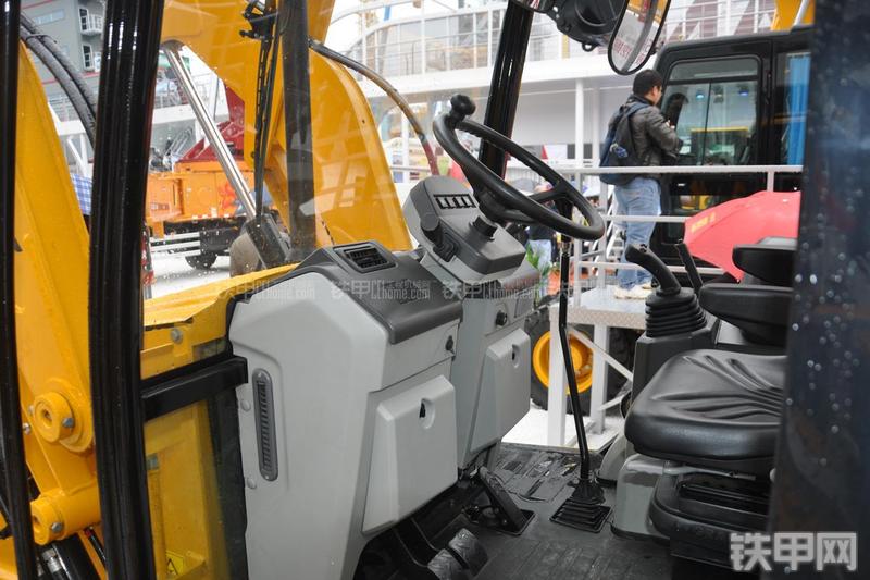 三一重工BL70C挖掘装载机局部