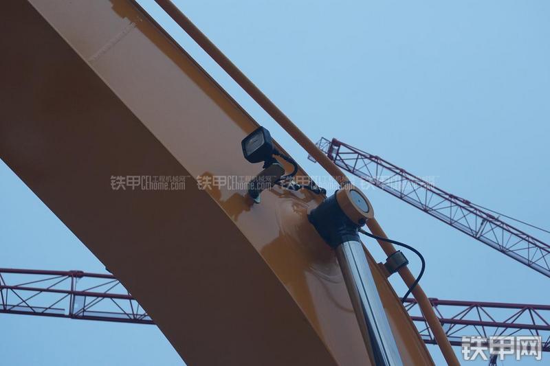 现代R275LC-9V挖掘机局部