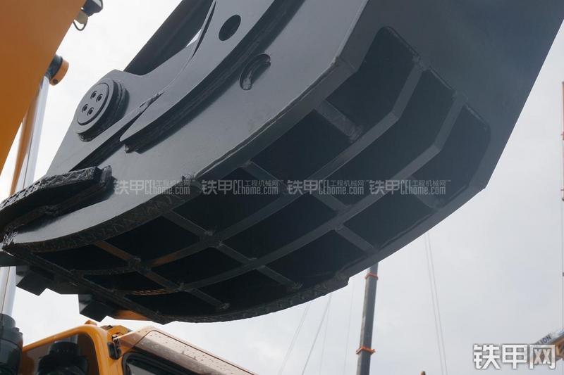 现代R275LC-9V挖掘机局部