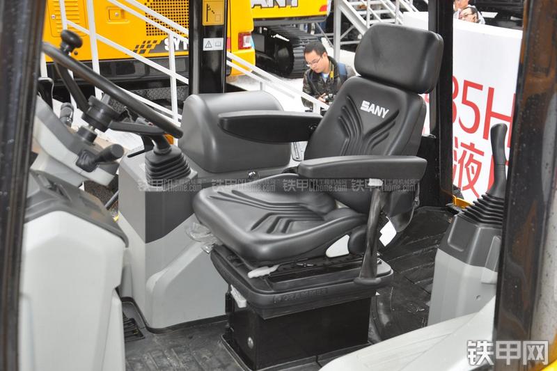 三一重工BL70C挖掘装载机局部