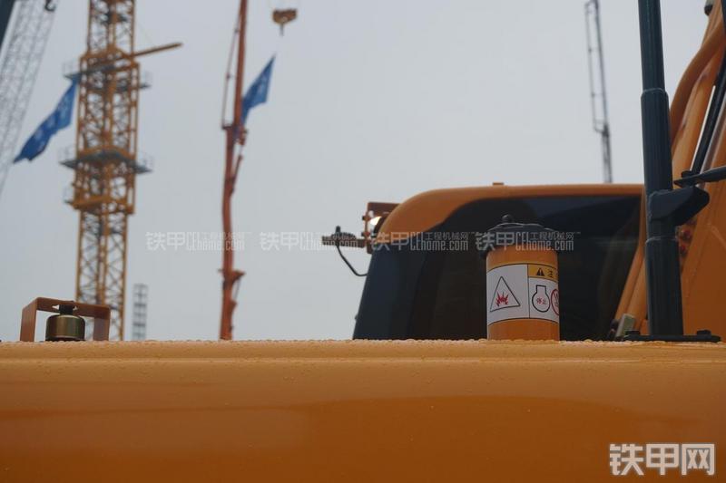 现代R275LC-9V挖掘机局部