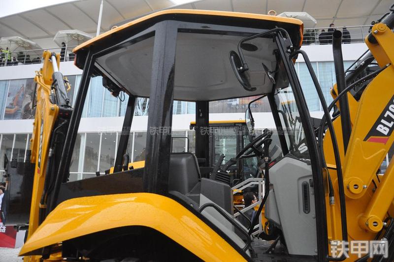 三一重工BL70C挖掘装载机局部