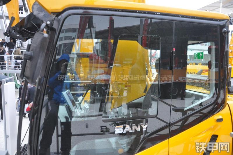 三一重工SY215C-9挖掘机局部