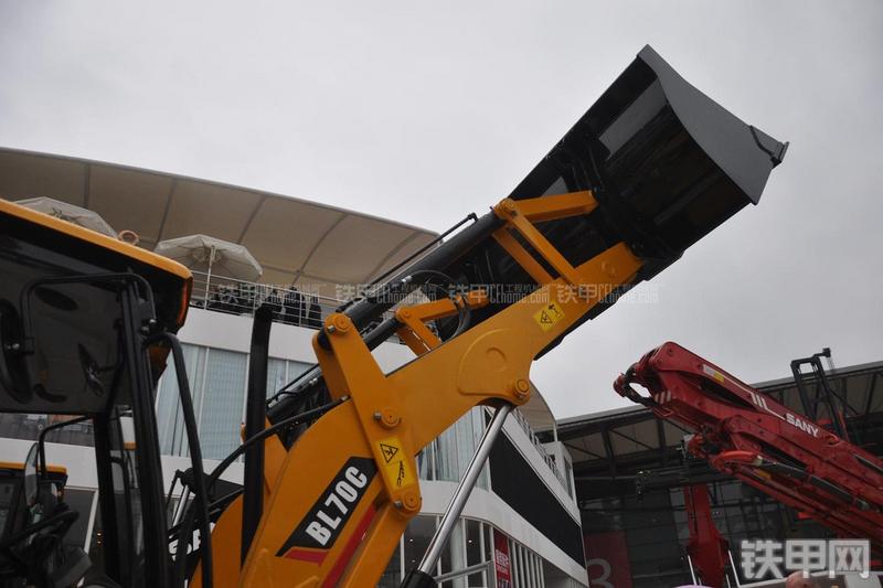 三一重工BL70C挖掘装载机局部